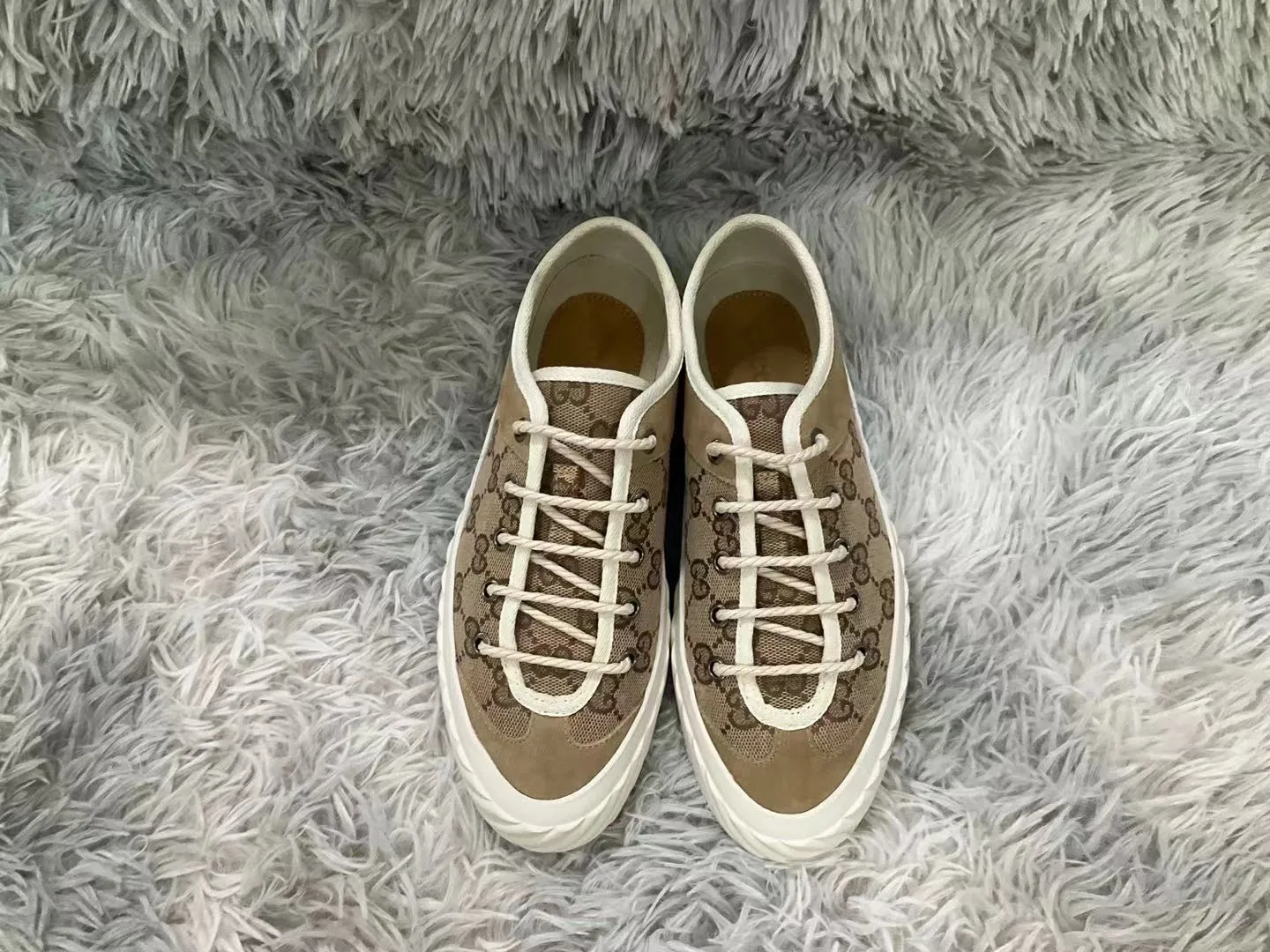 👟👟Ex-factory price 440👟👟 2023 Gucci casual sneakers, top version! 🌸1:1 reproduction. New model for early spring, creating a perfect style💣💣💣street style🔥🔥🔥cool and trendy C-level fashionable outfit with retro and futuristic feel🌹🌹🌹classic shoe shape + British color matching design, super attractive. All kinds of leather splicing, original reverse mold last, imported high-end knitting needle jacquard fabric showing exquisite texture! Open mold to customize high-density outsole. Comes fully packaged. Size: Female 35-41 Male 39-46